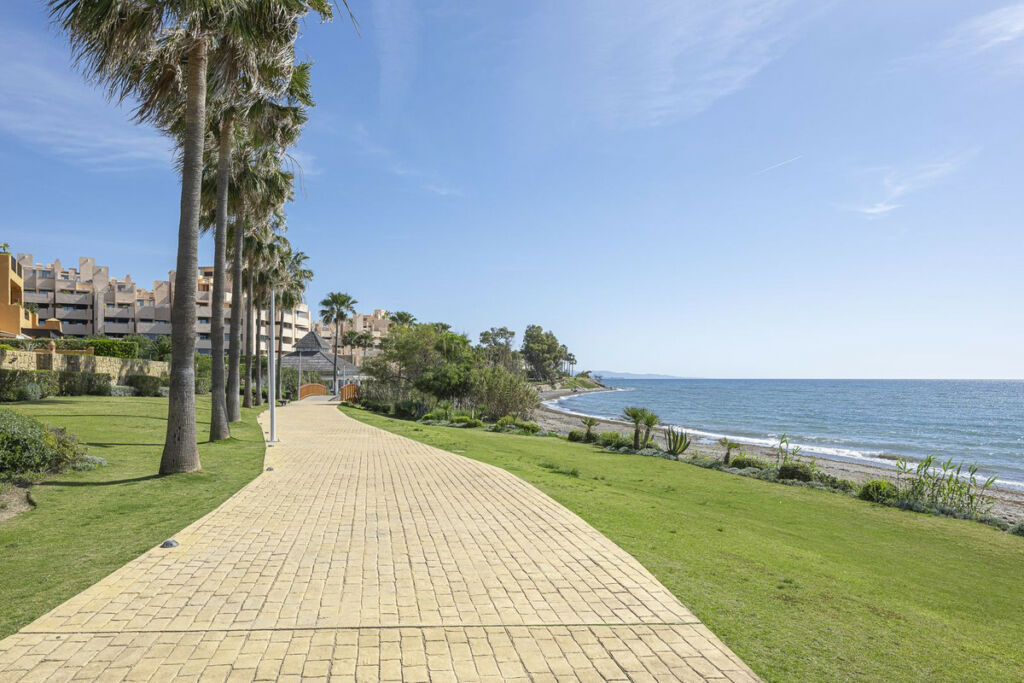 Middle Floor Apartment New Golden Mile Málaga - image 18