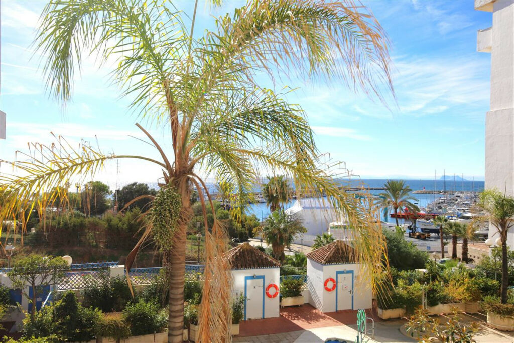 Middle Floor Apartment Estepona Málaga - image 19