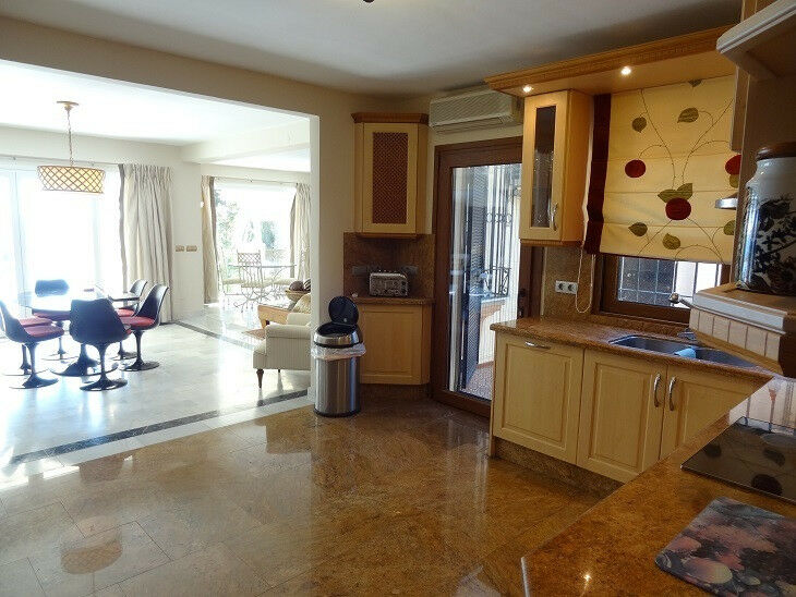 Detached Villa Estepona Málaga - image 18