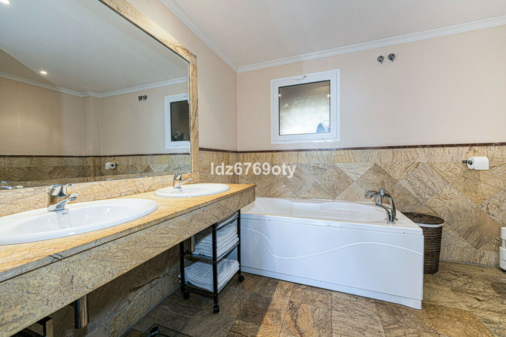 Middle Floor Apartment Benalmadena Málaga - image 19