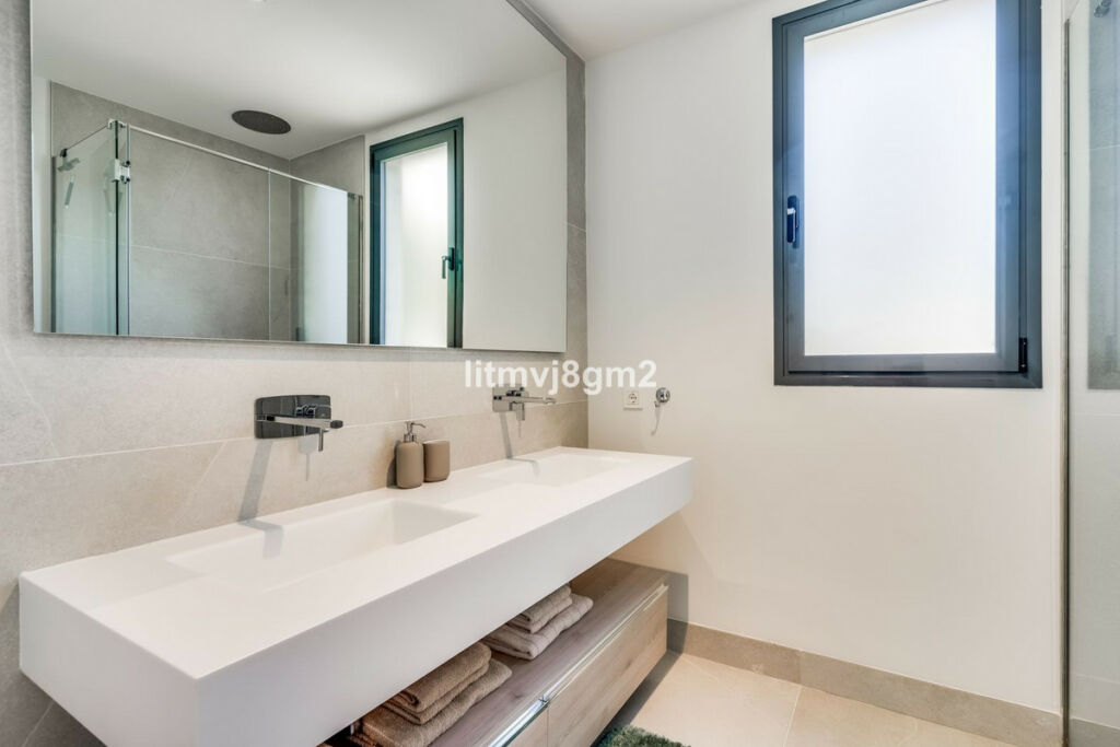 Middle Floor Apartment Cabopino Málaga - image 19