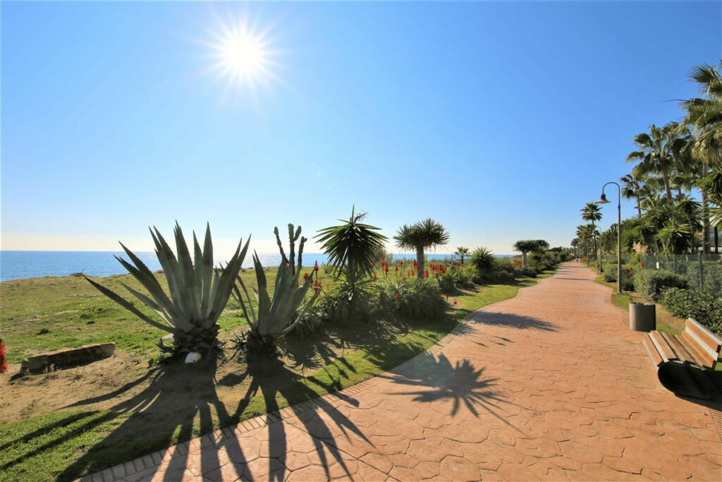 Middle Floor Apartment Estepona Málaga - image 19