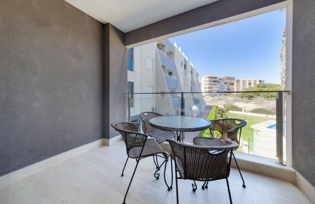 Middle Floor Apartment Torrevieja Alicante - image 2
