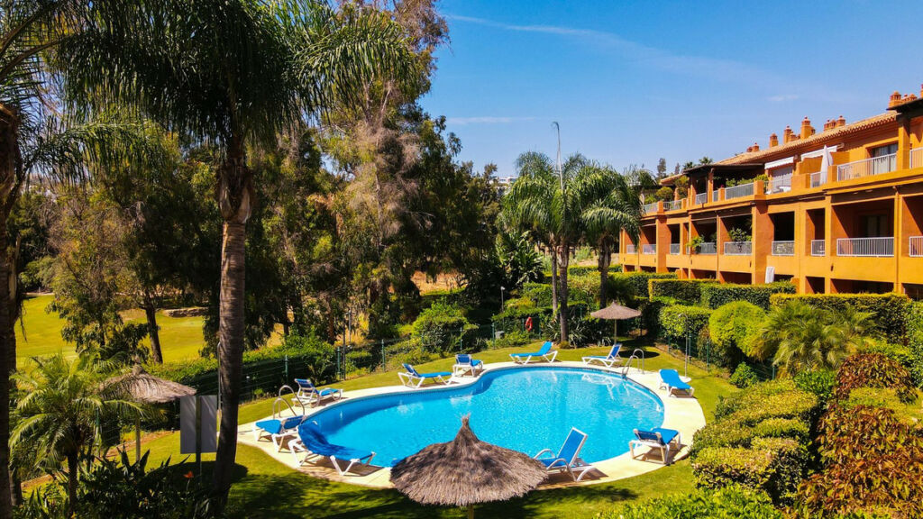 Middle Floor Apartment Estepona Málaga - image 2