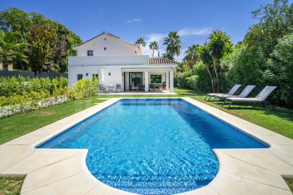Detached Villa Nueva Andalucía Málaga - image 2