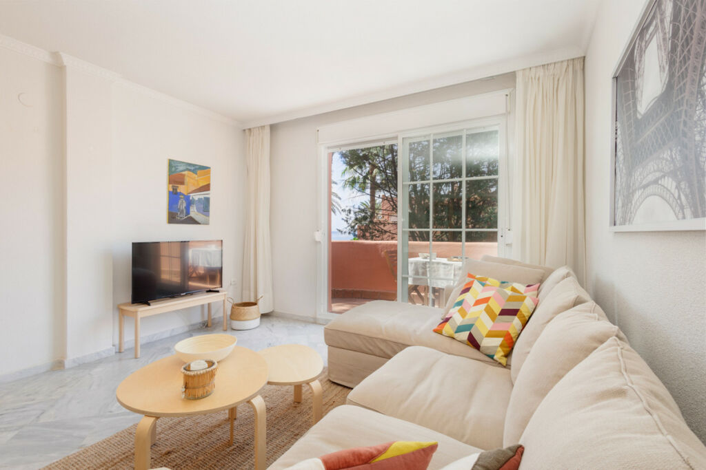 Middle Floor Apartment Costabella Málaga - image 2