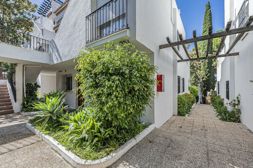 Townhouse Nueva Andalucía Málaga - image 2