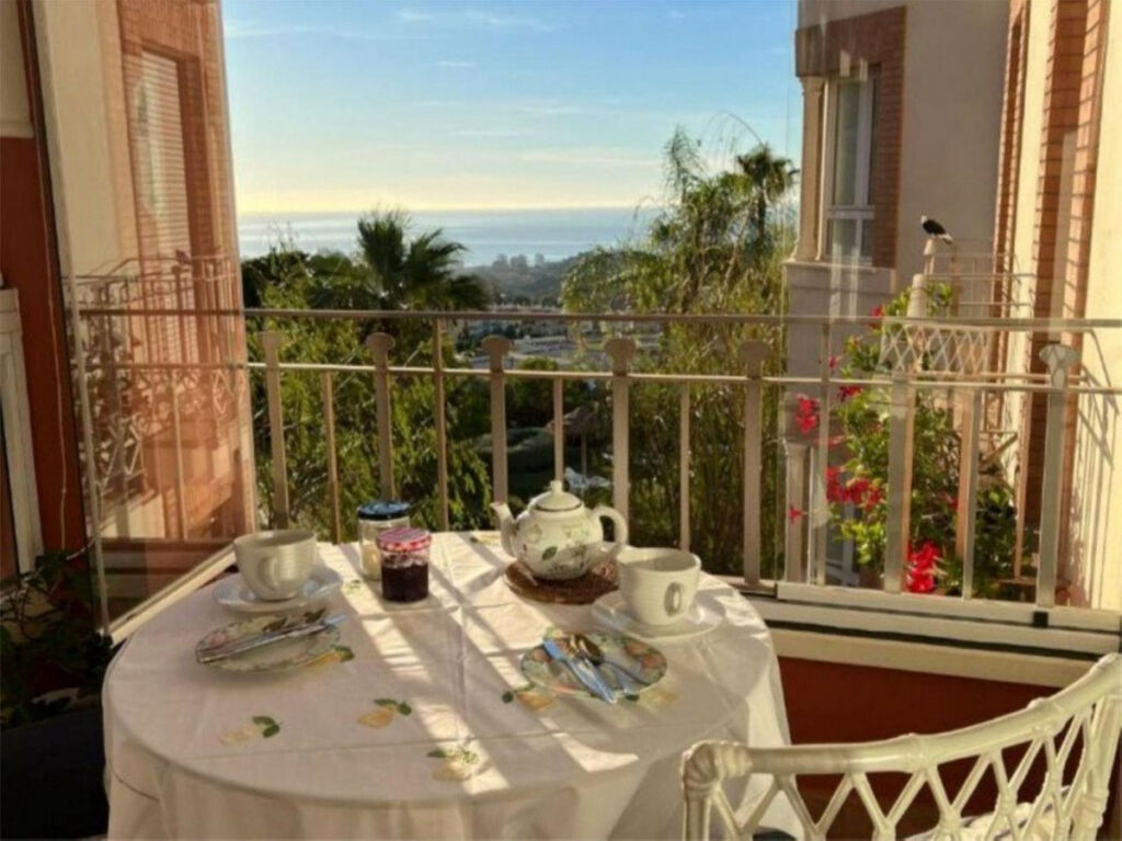 Middle Floor Apartment Benalmadena Málaga - image 2