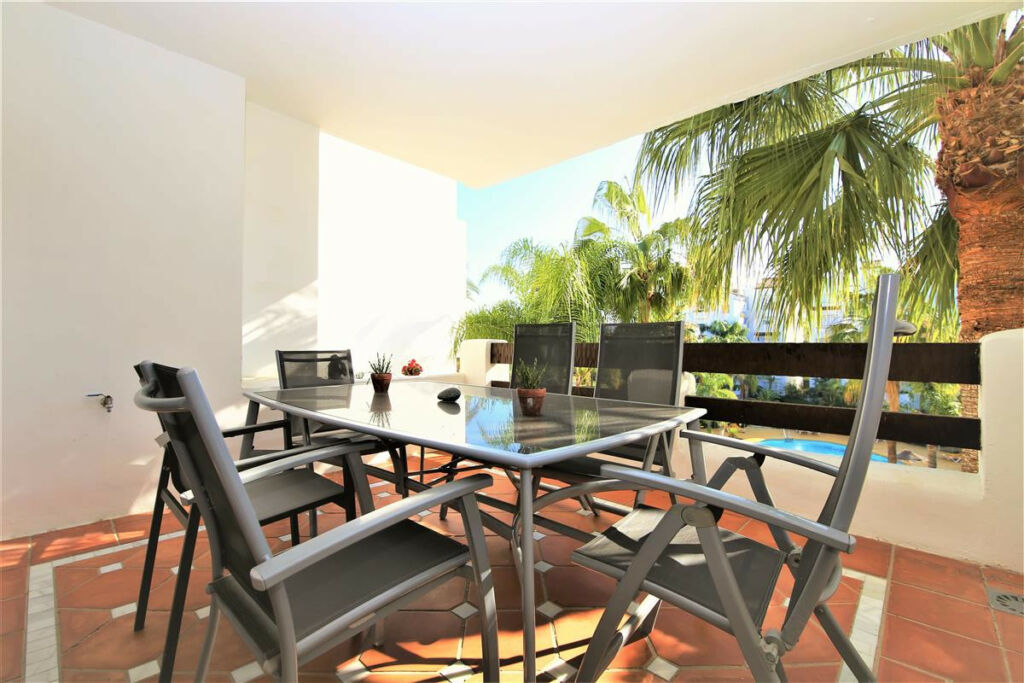 Middle Floor Apartment Estepona Málaga - image 2