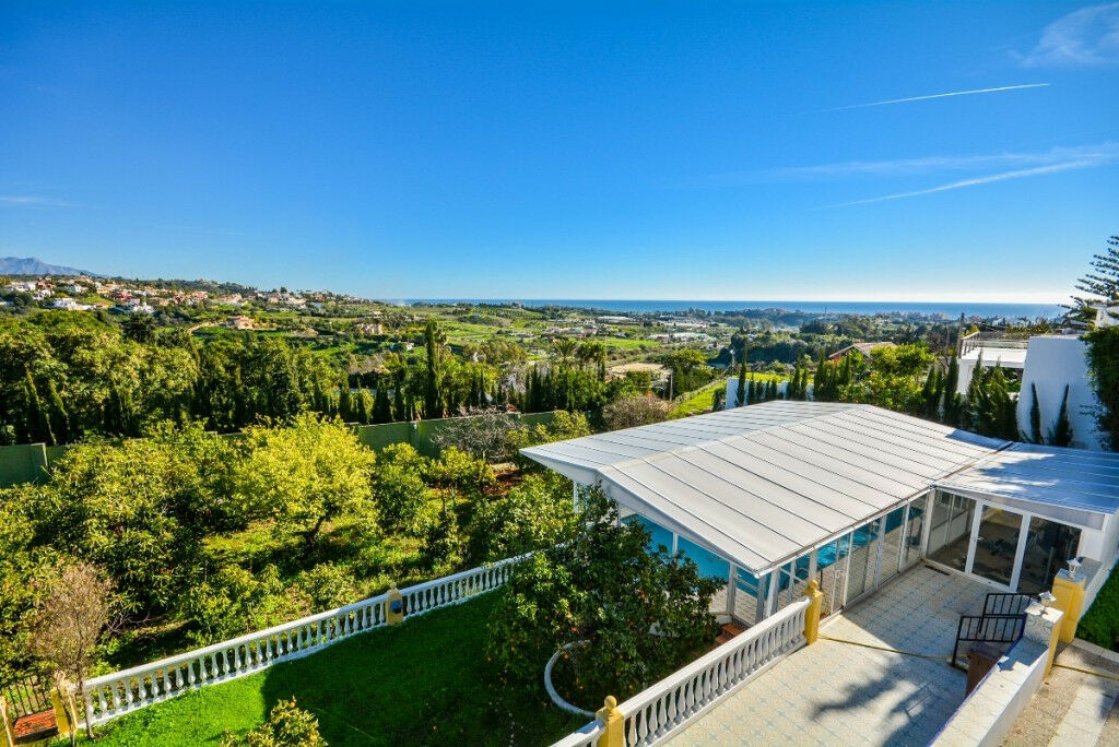 Detached Villa Estepona Málaga - image 2