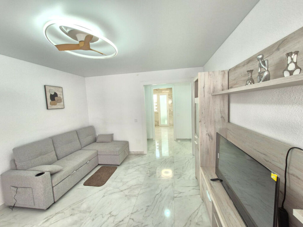 Middle Floor Apartment Torrevieja Alicante - image 2