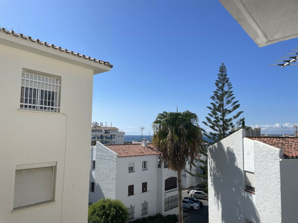 Middle Floor Apartment Estepona Málaga - image 2