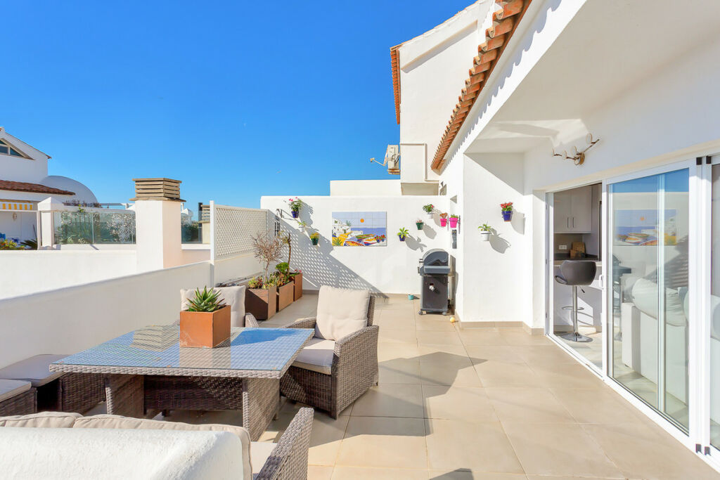 Middle Floor Apartment Estepona Málaga - image 2