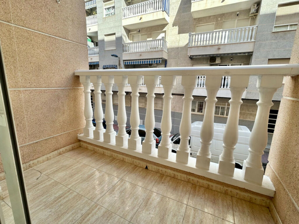 Middle Floor Apartment Torrevieja Alicante - image 2