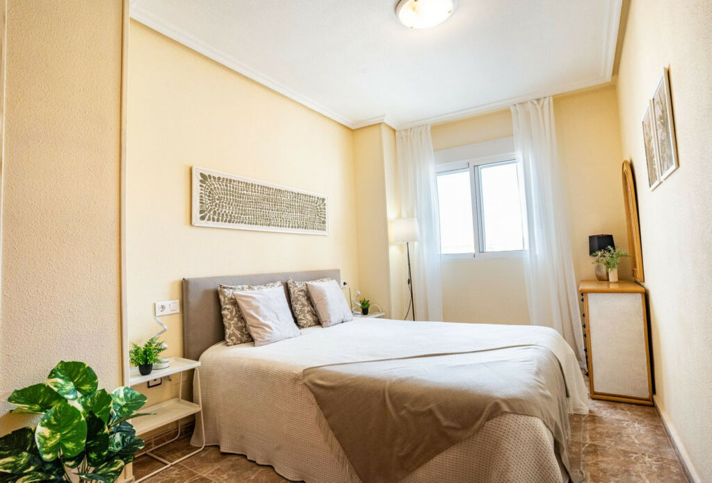 Middle Floor Apartment Torrevieja Alicante - image 2