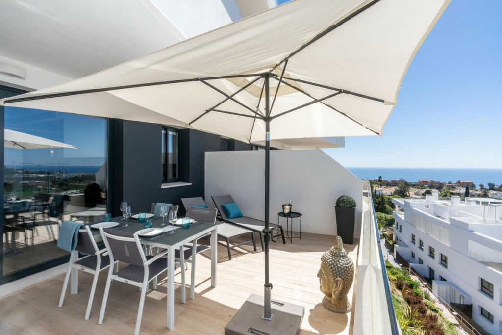 Middle Floor Apartment Estepona Málaga - image 2
