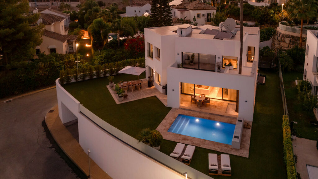 Detached Villa Benahavís Málaga - image 2