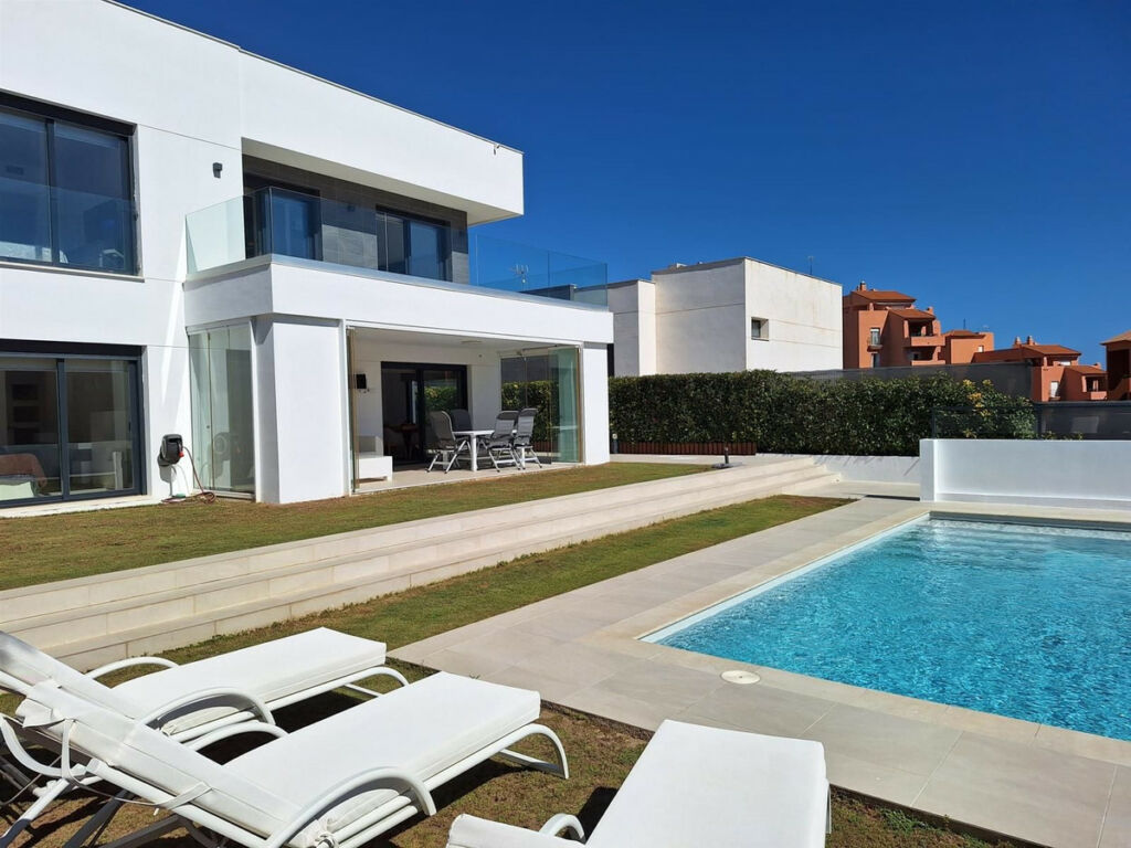 Detached Villa La Duquesa Málaga - image 2