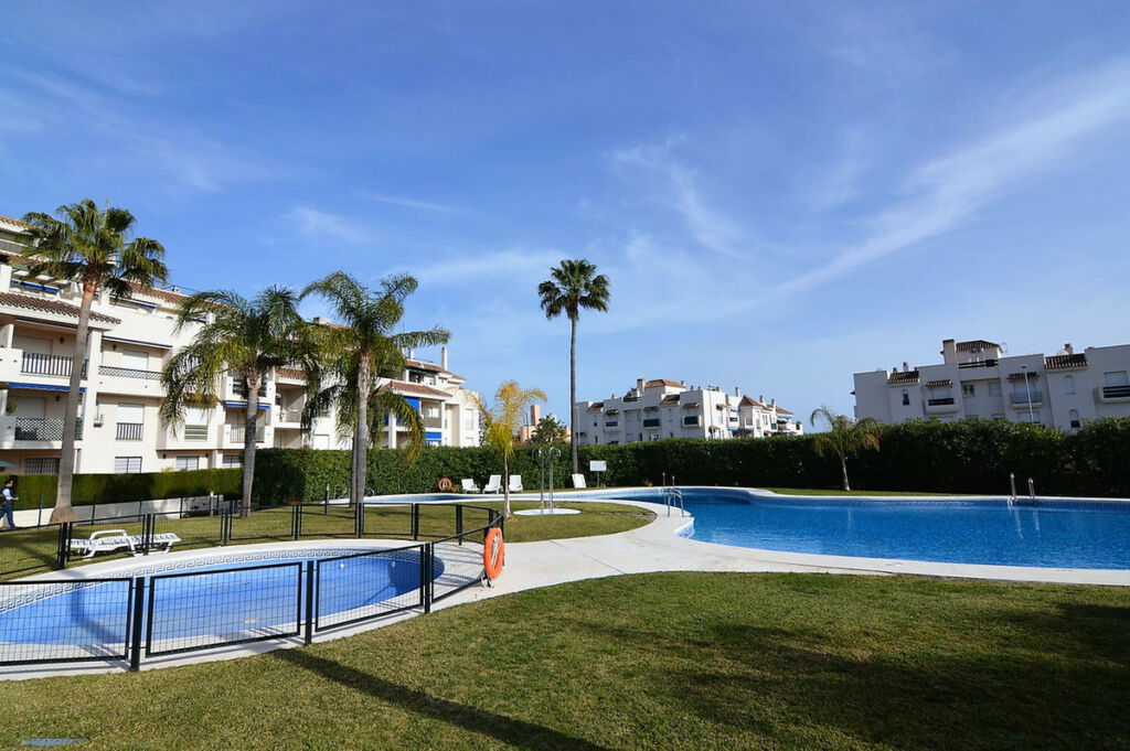 Middle Floor Apartment Nueva Andalucía Málaga - image 2