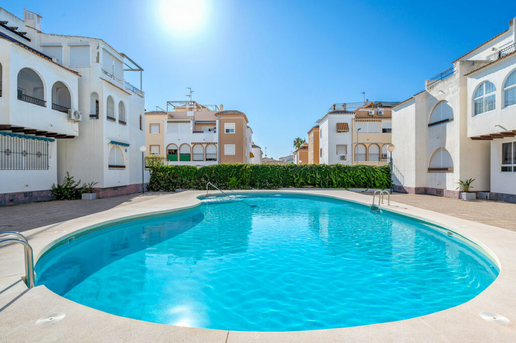 Middle Floor Apartment Torrevieja Alicante - image 2