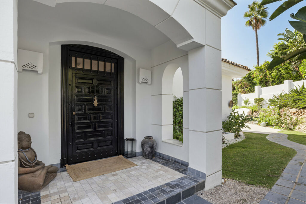 Detached Villa Nueva Andalucía Málaga - image 2