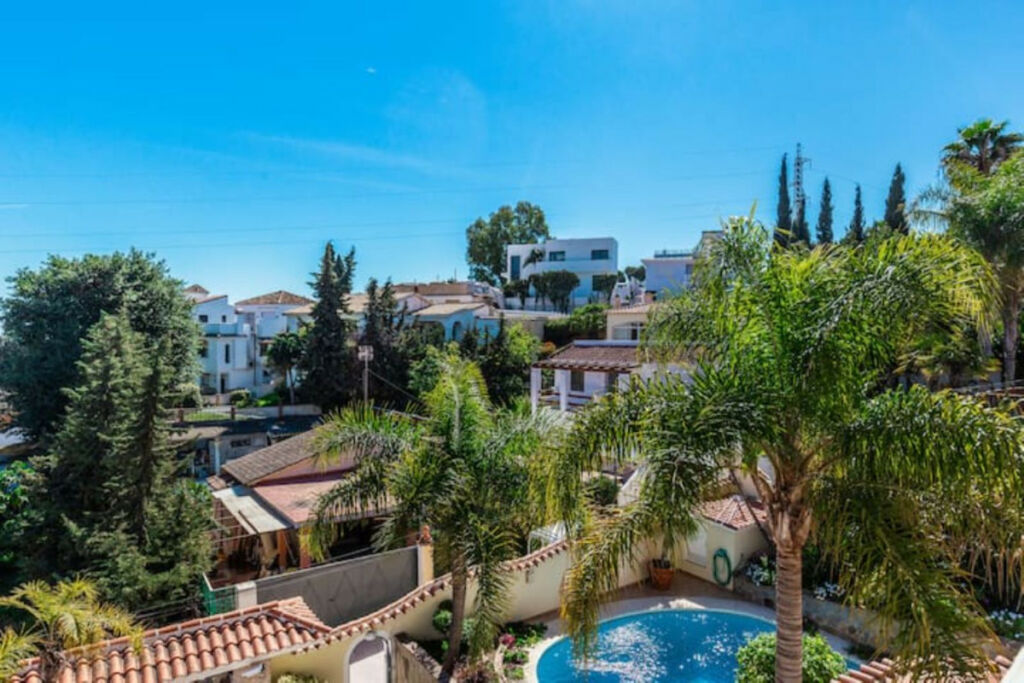 Detached Villa Nueva Andalucía Málaga - image 2