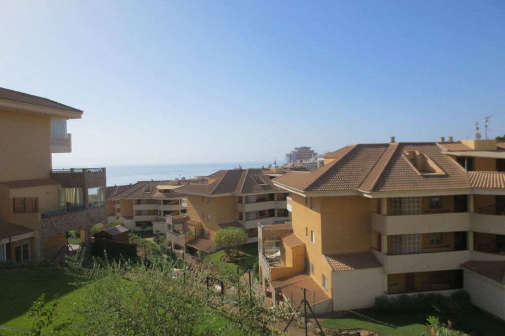 Middle Floor Apartment Fuengirola Málaga - image 2