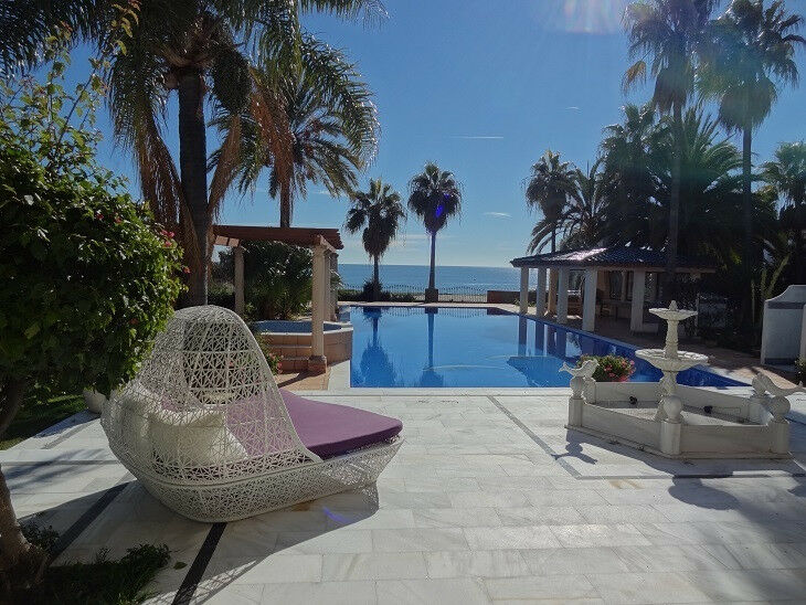 Detached Villa Estepona Málaga - image 2