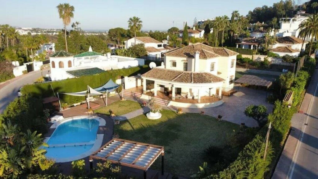 Detached Villa Nueva Andalucía Málaga - image 2