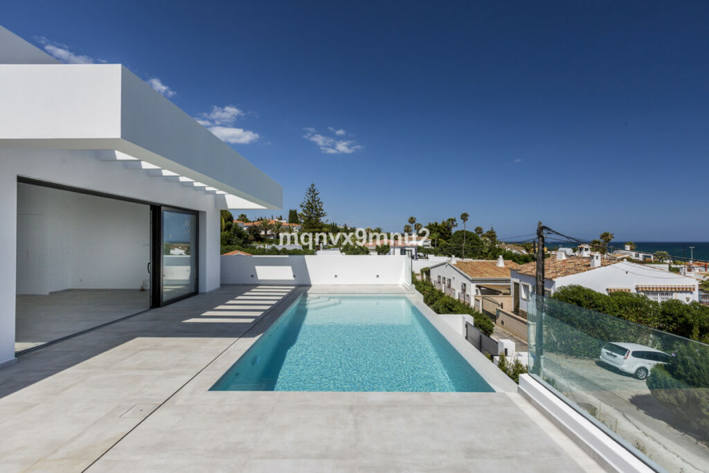 Detached Villa El Chaparral Málaga - image 2