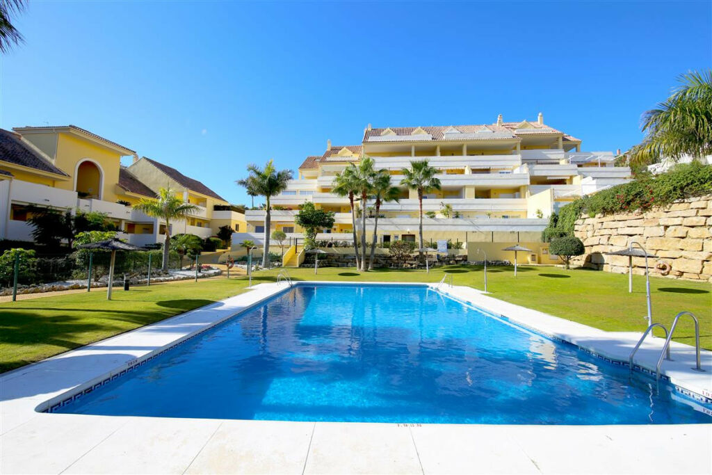 Middle Floor Apartment Estepona Málaga - image 2