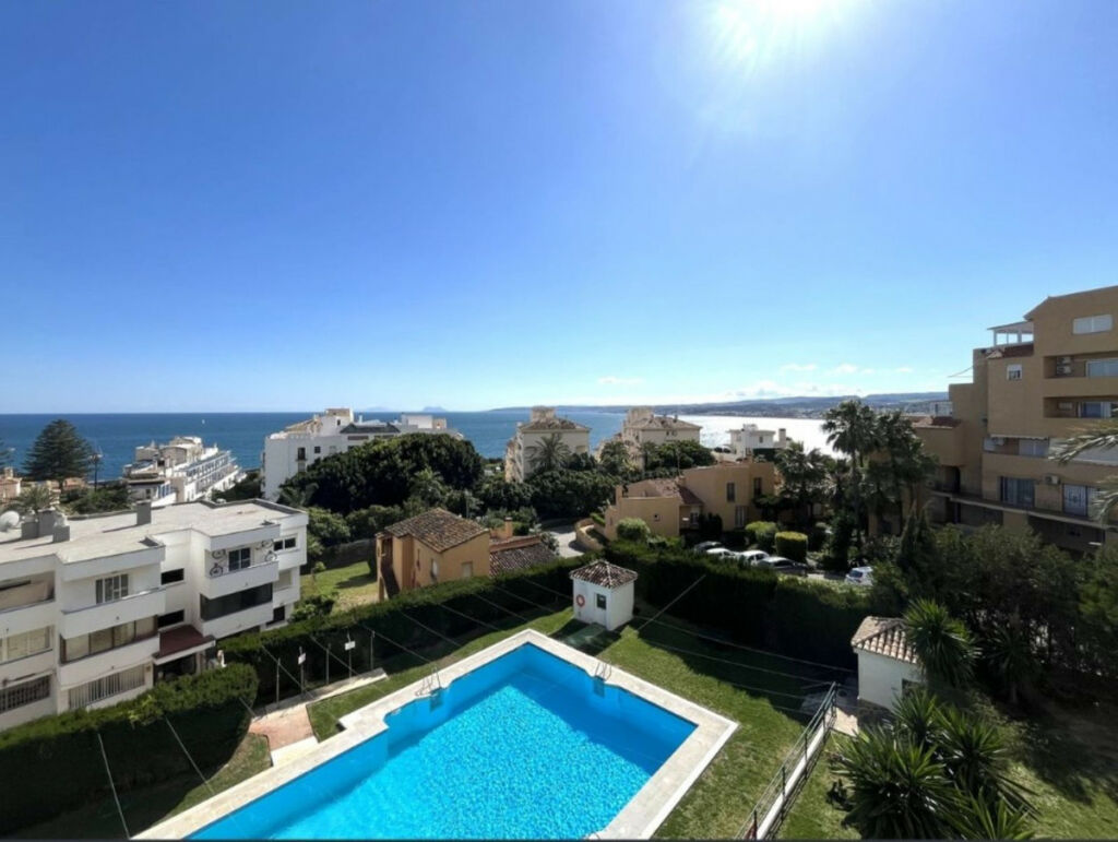 Middle Floor Apartment Estepona Málaga - image 2