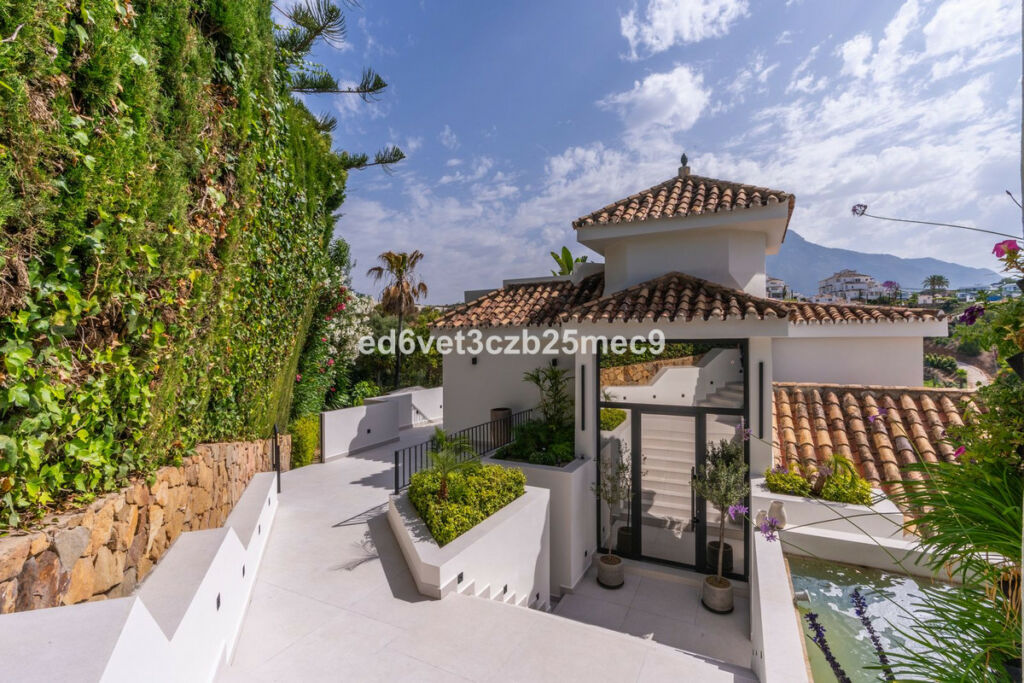 Detached Villa Nueva Andalucía Málaga - image 2