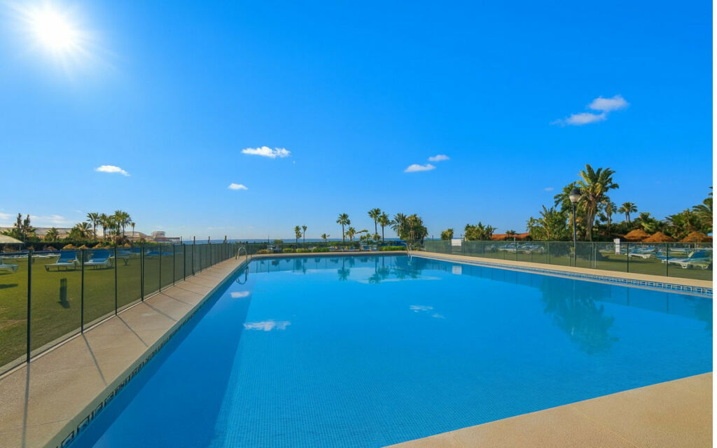 Middle Floor Apartment Puerto de Cabopino Málaga - image 2