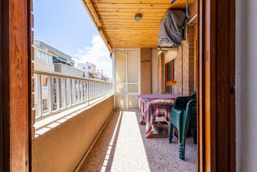 Middle Floor Apartment Torrevieja Alicante - image 2