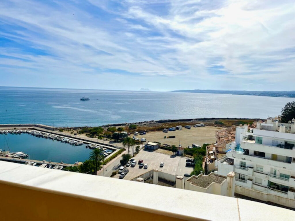 Middle Floor Apartment Estepona Málaga - image 2