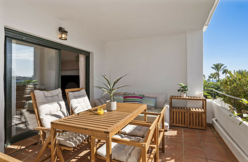 Middle Floor Apartment Bel Air Málaga - image 2