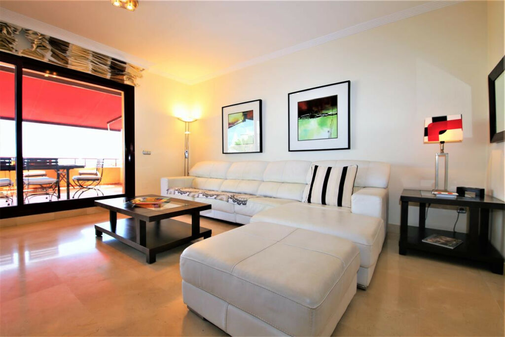 Middle Floor Apartment Estepona Málaga - image 2