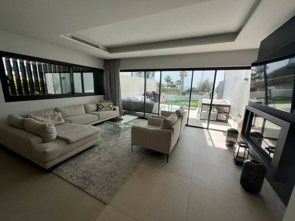 Townhouse Estepona Málaga - image 2