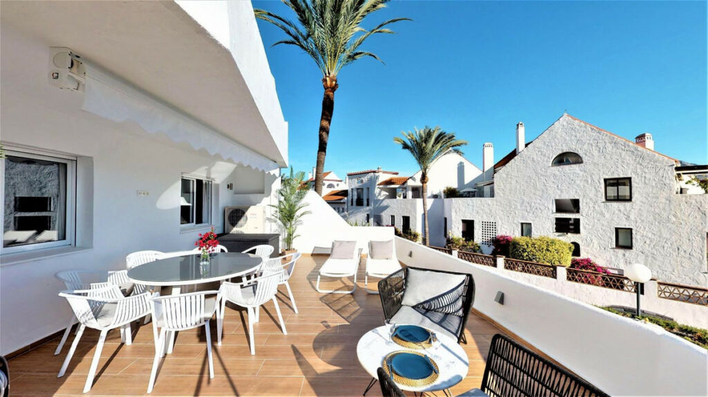 Middle Floor Apartment Nueva Andalucía Málaga - image 2
