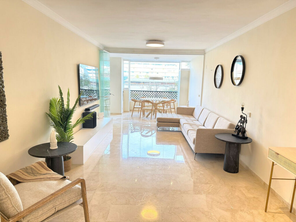 Middle Floor Apartment Puerto Banús Málaga - image 2