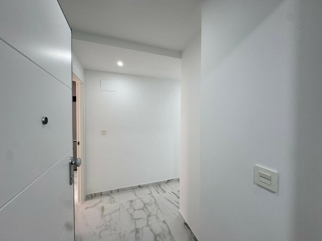 Middle Floor Apartment Torrevieja Alicante - image 2