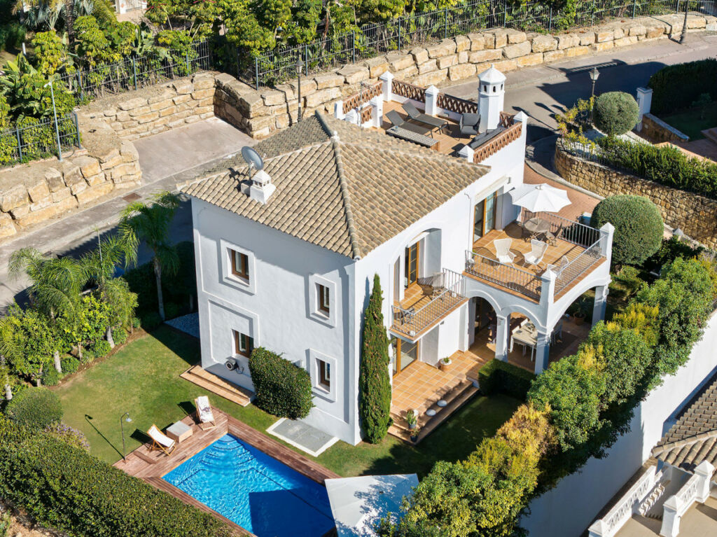 Detached Villa Estepona Málaga - image 2