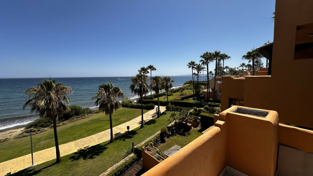 Middle Floor Apartment New Golden Mile Málaga - image 2