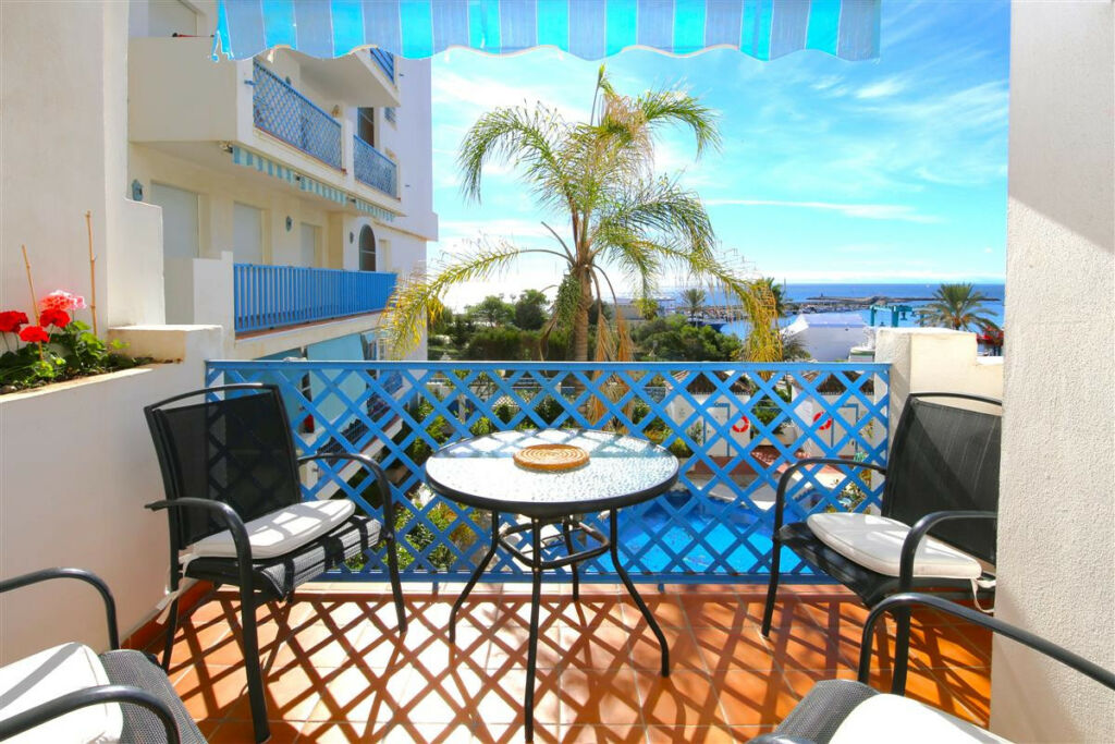 Middle Floor Apartment Estepona Málaga - image 2