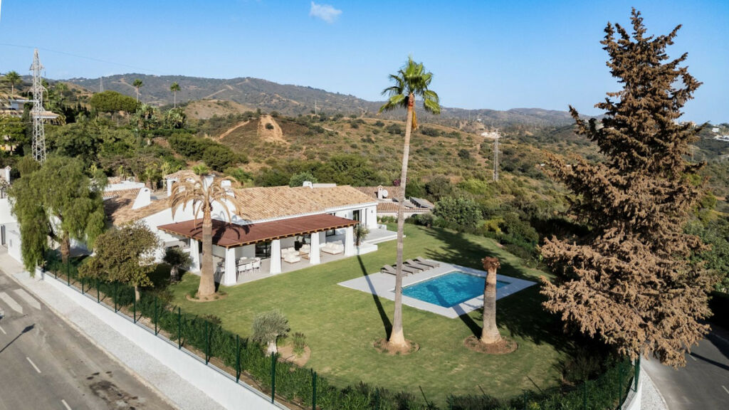 Detached Villa El Rosario Málaga - image 2