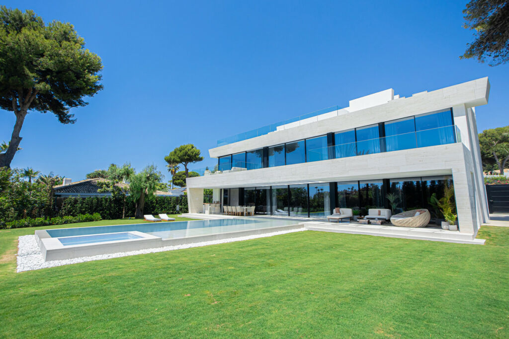 Detached Villa Los Monteros Málaga - image 2