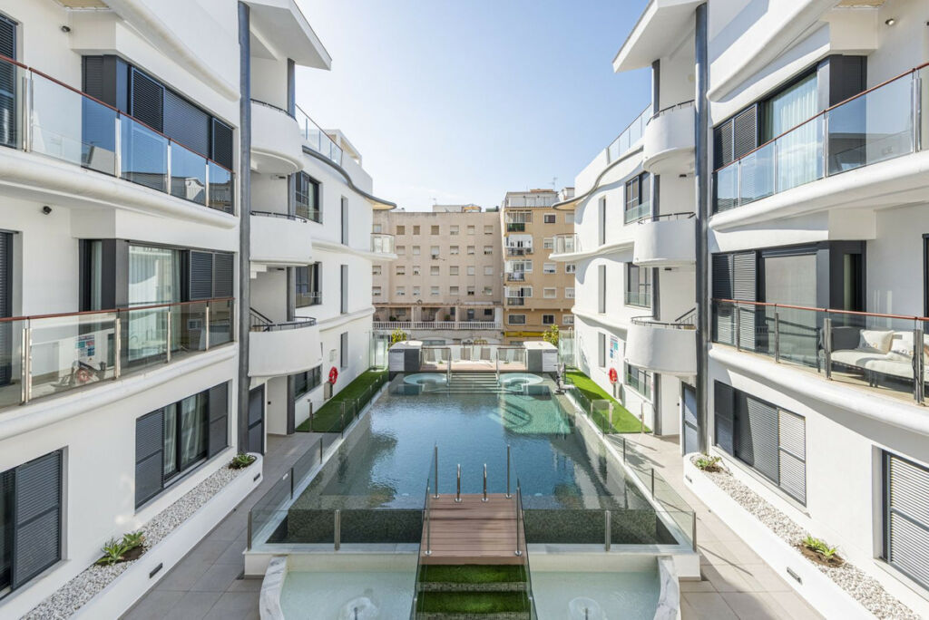 Middle Floor Apartment Estepona Málaga - image 2