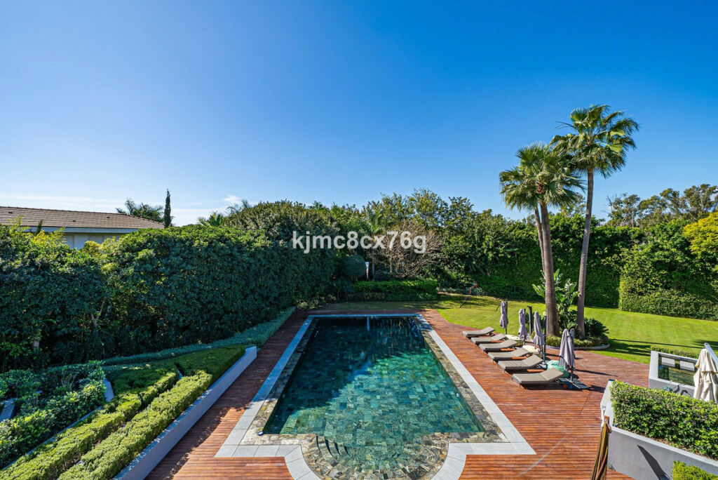 Detached Villa Guadalmina Baja Málaga - image 2