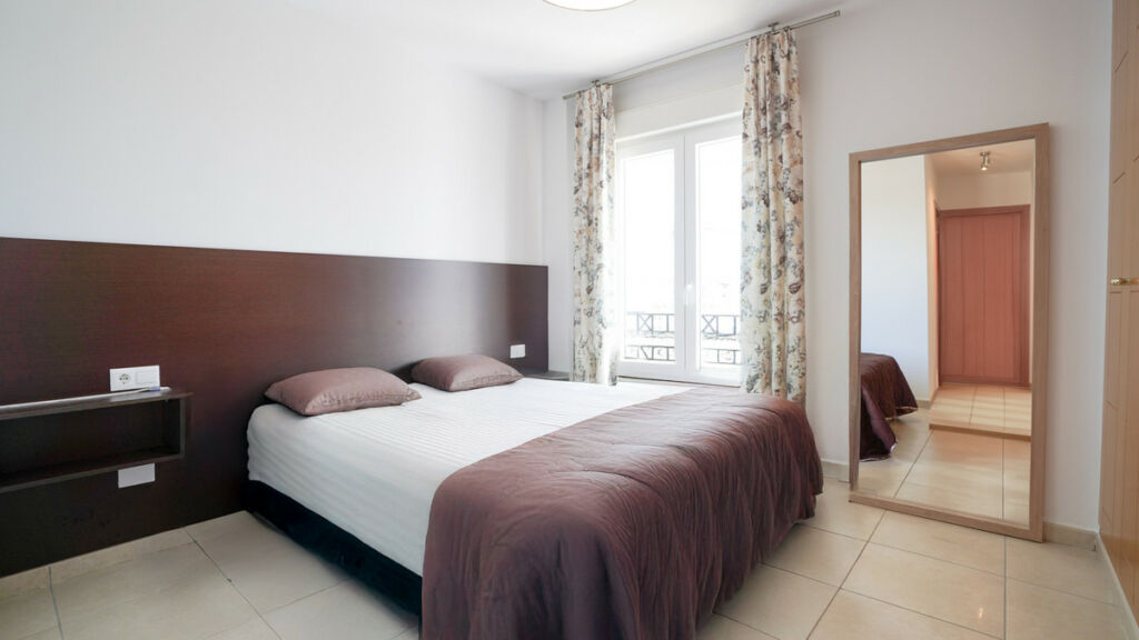 Middle Floor Apartment Nueva Andalucía Málaga - image 2